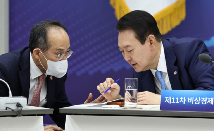 윤석열 대통령이 10월 27일 주재한 비상경제회의에서 추경호 경제부총리와 대화하고 있다. 윤 대통령은 이날 모두 발언에서도 리스크 관리가 정부의 책임이라고 강조했다. /연합뉴스