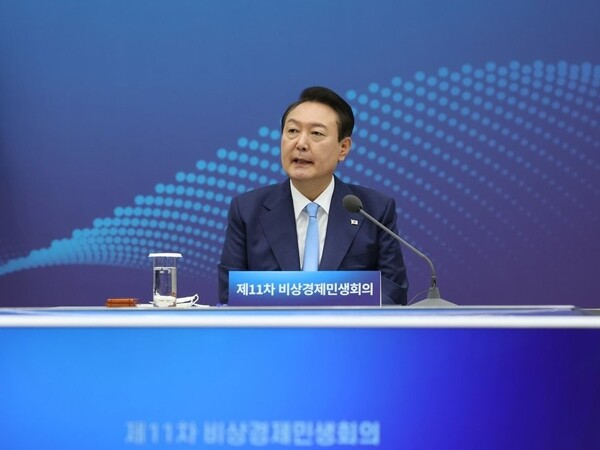 27일 오후 2시 용산 대통령실 청사 2층에서 열린 11차 비상경제민생회의에 윤석열 대통령이 참석했다. /연합뉴스