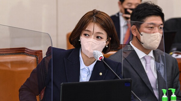 국민의힘 배현진 의원이 24일 서울 여의도 국회 문화체육관광위원회 회의실에서 열린 종합 국정감사에서 의사진행 발언을 하고 있다. /국회사진기자단=연합뉴스