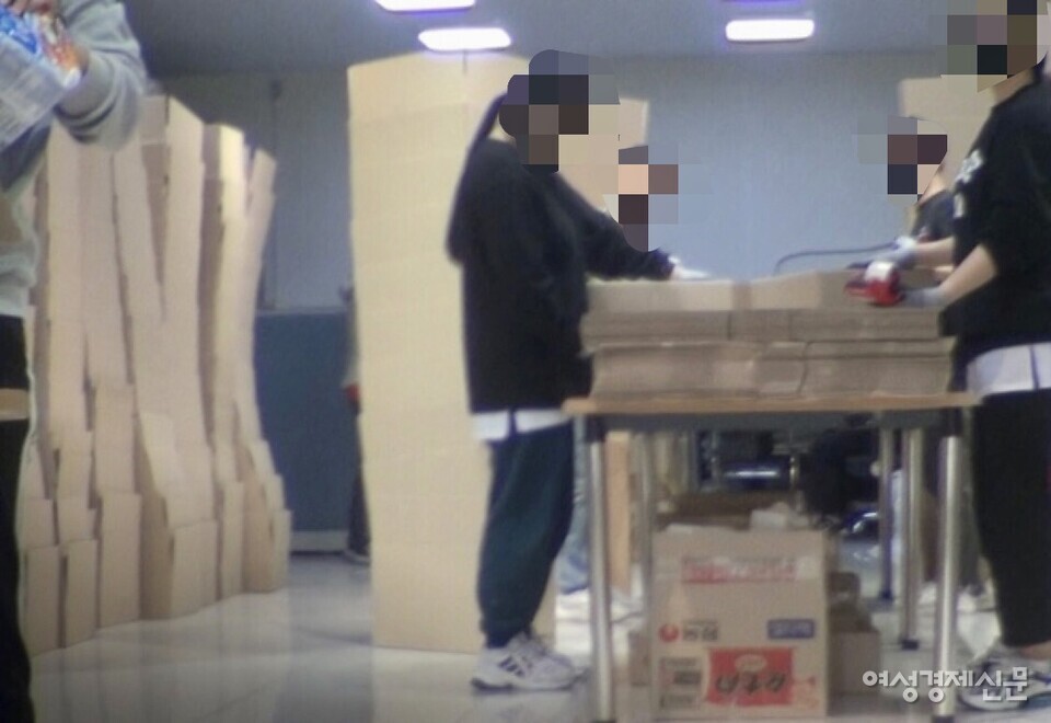 상자로 가득한 물류센터 내부에서 직원들이 상품을 포장하고 있었다. /오지운 인턴기자