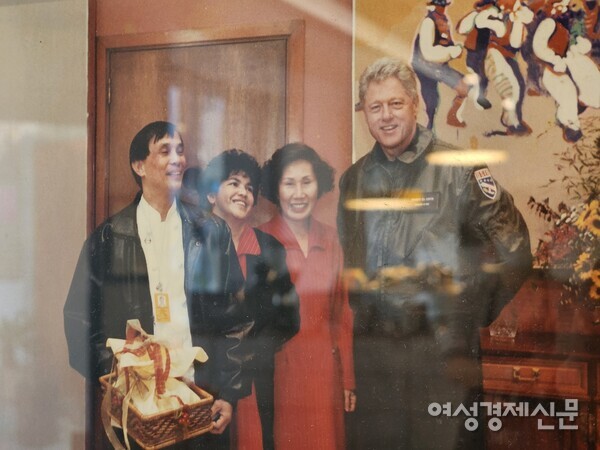 1993년 취임한 미국 제42대 빌 클린턴 대통령이 방한했을 때 유란자 씨(오른쪽에서 두 번째)와 찍은 사진. /김현우 기자