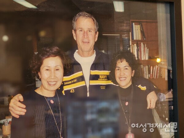 미국의 제 41대 조지 부시 대통령과 유정자씨(왼쪽 첫 번째)가 찍은 사진. /김현우 기자