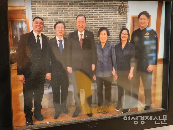 반기문 당시 유엔 사무총장이 미국 대사관을 방문했을 때 유란자 씨(오른쪽 세 번째)와 찍은 사진. /김현우 기자