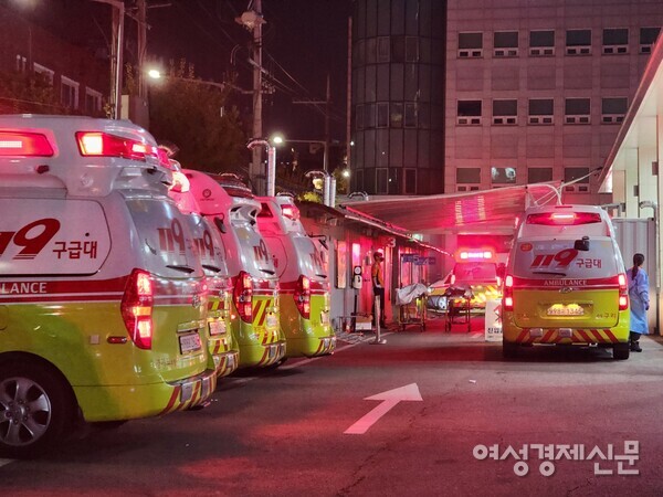 30일 오전 12시경, 순천향대병원 앞에 '이태원 압사 사고' 피해자 이송을 위한 앰뷸런스가 서 있다. /김현우 기자