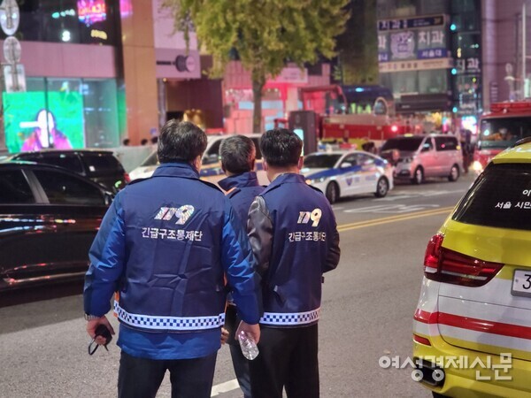 30일 밤 12시 경 소방 구조 대원이 '이태원 압사 사고' 현장을 지켜보고 있다. /김현우 기자
