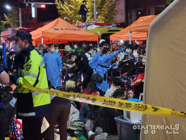 30일 오전 12시경 '이태원 압사 사고' 현장에서 부상을 당한 일부 시민들이 치료를 위해 임시 진료소 앞에 대기하고 있다. /김현우 기자
