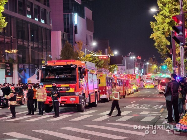 30일 오전 12시경, 이태원역 인근에 소방 인력이 대기하고 있는 모습. /김현우 기자