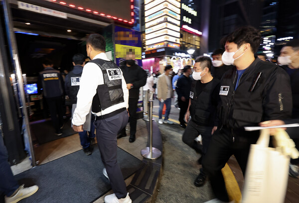 윤석열 대통령이 마약과의 전쟁을 외친 가운데 지난 7일 밤 경찰관들이 마약 단속을 위해 서울 강남의 한 클럽으로 들어가고 있다. 하지만 당일 적발된 마약 범죄는 없었다. /연합뉴스