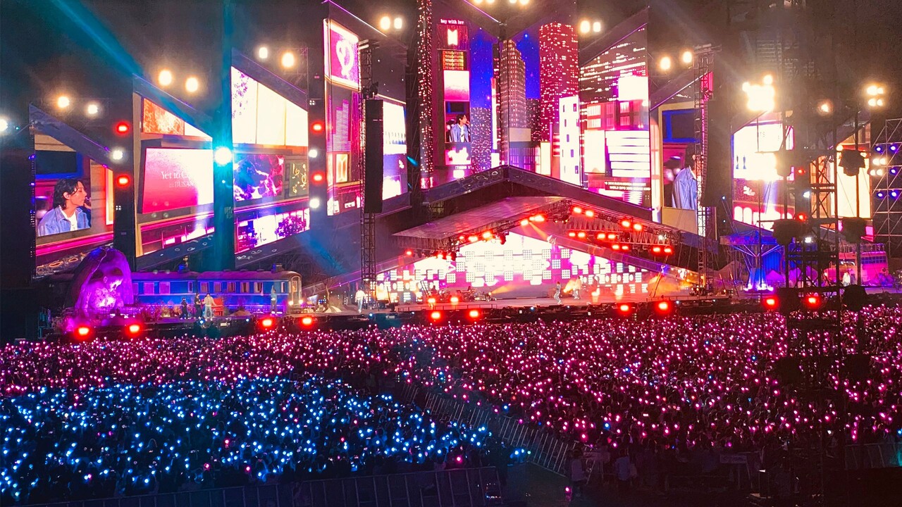 지난 15일 부산 아시아드주경기장에서 열린 2030 부산세계박람회 유치 기원 방탄소년단(BTS) 단독 콘서트엔 5만 5000명의 인파가 몰렸으나 행사가 질서 정연하게 마무리됐다. 부산 경찰청이 투입한 안전 관리 인력은 1300명이었다. /연합뉴스