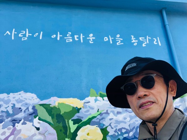 비전이 있는 나라 글로벌 대한민국호를 타고 60년간 절치부심 전력질주한 초로의 사나이가 일기장에서 만난 23세 청춘의 자화상과 동행한 올레길보다 더 아름다운 길이 세상에 있을까요? (사진=최익준)