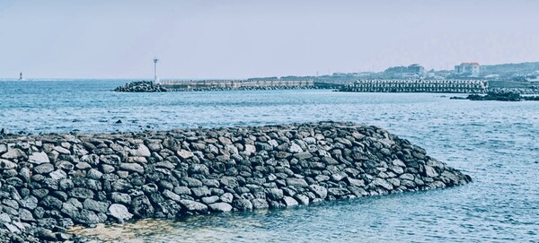 인생 2막 새로운 미래의 길로 나서야 하기에 일기장에서 소환한 청년을 온평포구에서 놓아주기로 했지요. 그림 같이 포근한 포구 해변에서 함께 바다를 보며 우리는 작별의 악수를 했지요. /사진=제주올레 홈페이지