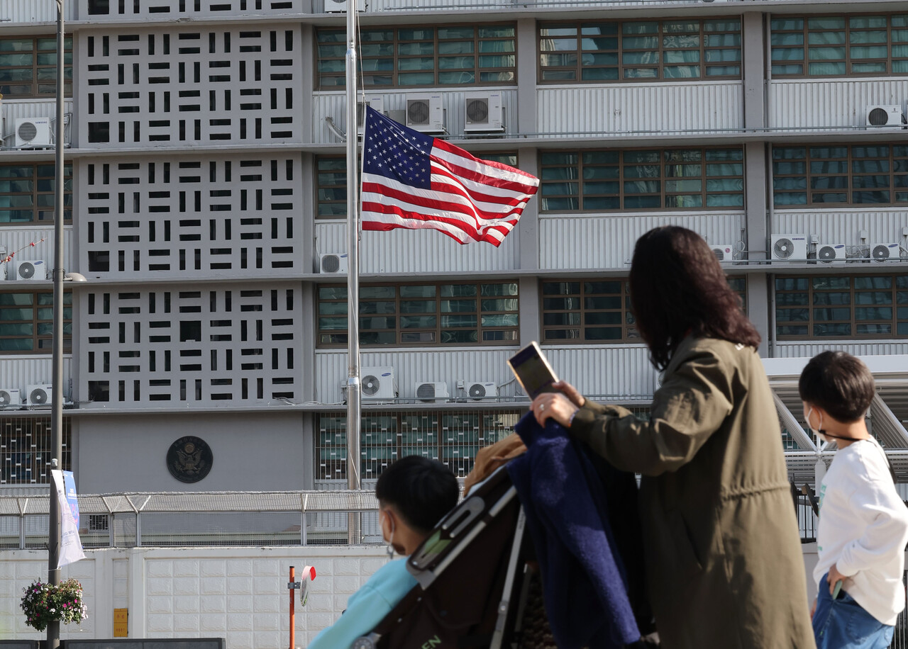 윤석열 대통령이 이태원 압사 참사 사고 수습이 마무리될 때까지를 국가애도기간으로 정한 30일 오후 서울 종로구 주한 미국 대사관에 사고 희생자들을 추모하는 조기가 걸려 있다. /연합뉴스