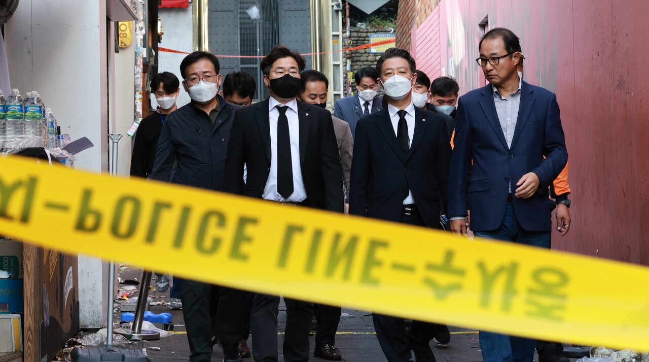 박찬대 최고위원, 김영호 의원을 비롯한 더불어민주당 이태원 참사 대책기구 관계자들이 30일 서울 용산구 이태원동 '핼러윈 인파' 압사 사고 현장을 살피고 있다. /연합뉴스