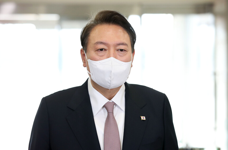 윤석열 대통령이 28일 오전 서울 용산 대통령실 청사로 출근하고 있다. /대통령실통신사진기자단=연합뉴스