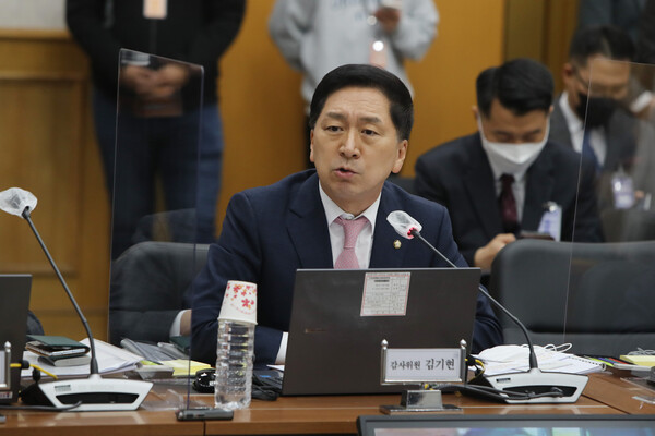 국민의힘 김기현 의원이 20일 오전 충남 계룡시 계룡대 육군본부에서 열린 국회 국방위원회 국정감사가 더불어민주당 의원들의 불참으로 미뤄지자 항의하고 있다. /연합뉴스