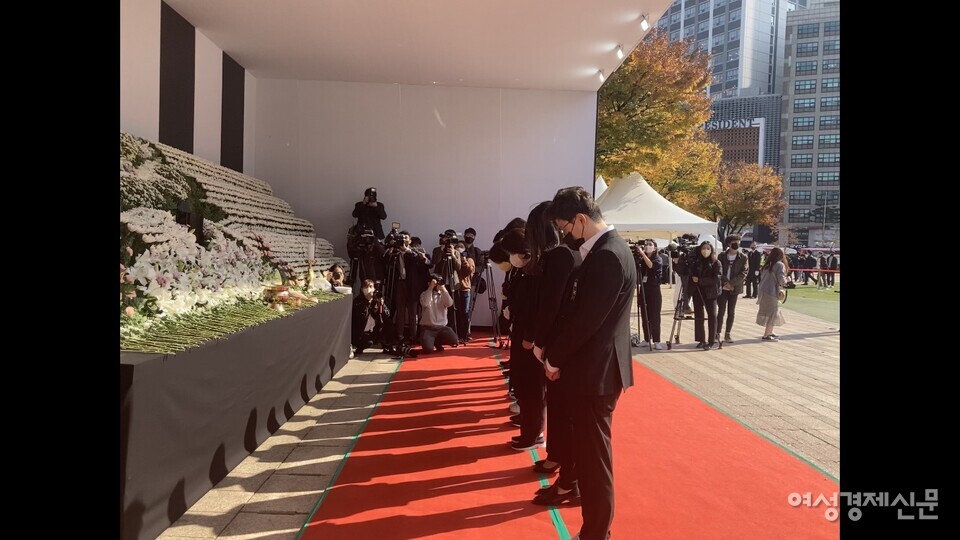 서울시청 광장에 위치한 이태원 사고 합동분향소에서 사람들이 묵념하고 있다. /김혜선 인턴기자