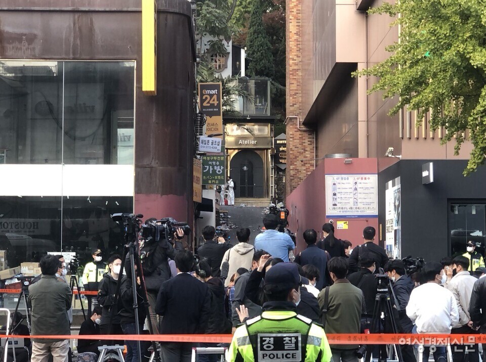 29일 오후 10시 15분께 이태원 해밀톤호텔 옆 좁은 골목에서 인파가 몰려 대규모 압사사고가 발생했다. /오지운 인턴기자