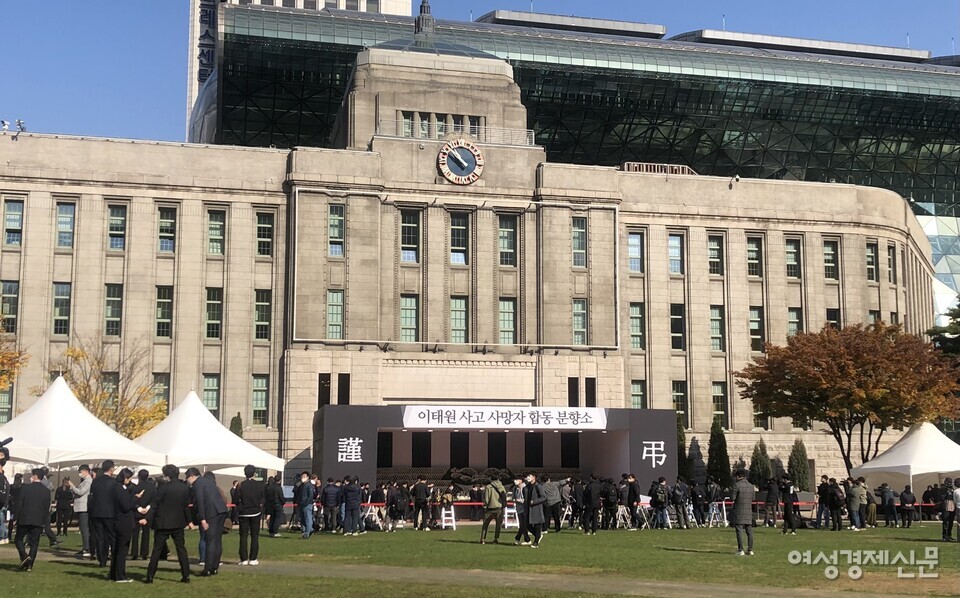 31일부터 서울시청 앞 광장에 이태원 사고 사망자 합동 분향소가 설치돼 많은 시민들이 방문해 추모 행렬을 이어갔다. /오지운 인턴기자