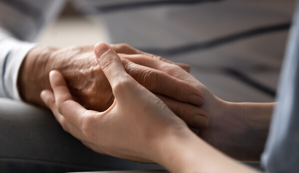 지난 5월 안규백 국회의원이 조력존엄사법을 발의하자 천주교 서울대교구 생명위원회는 "인간 생명은 마지막 순간까지 스스로이든 타인에 의해서든 침해할 수 없는 신성함을 지니고 있음"을 강조하고 "말기 환자의 견디기 어려운 고통을 줄이고, 존엄하고 품위 있는 임종을 돕기 위해 필요한 것은 공동체의 관심과 돌봄이지 생명을 단축하는 행위가 아니다"라며 비판했다.​ /게티이미지뱅크