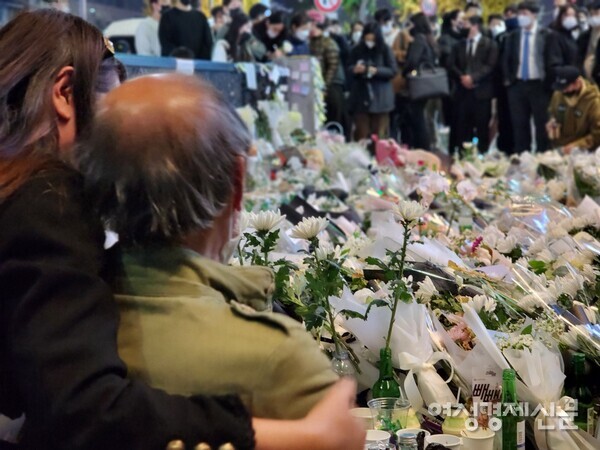 31일 서울시 용산구 이태원역 1번 출구 앞, '이태원 참사 사고'를 추모하기 위한 시민들의 발길이 끊이지 않고 있다. 사진은 한 여성 시민이 울고 있는 남성 시민을 안아주고 있는 모습. /김현우 기자
