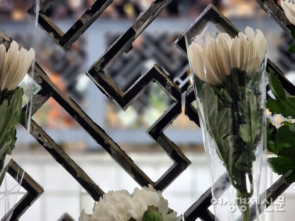 31일 서울시 용산구 이태원역 1번 출구 앞, '이태원 참사 사고'를 추모하기 위해 시민들이 두고 간 꽃. /김현우 기자