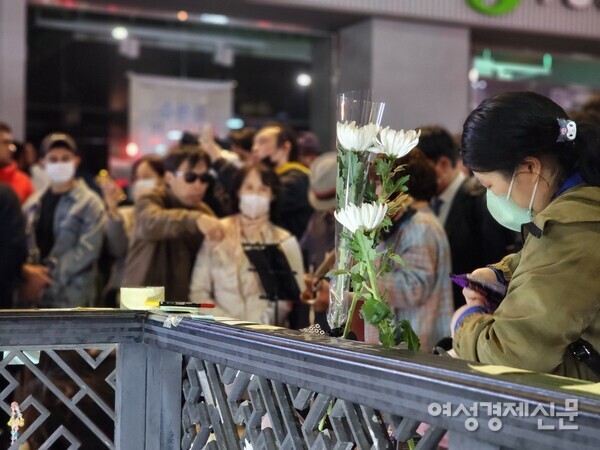 31일 서울시 용산구 이태원역 1번 출구 앞, '이태원 참사 사고'를 추모하기 위한 시민들의 발길이 끊이질 않고 있다. /김현우 기자