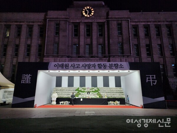 31일 밤 11시경, 합동 분향소가 설치된 서울 시청 모습. /김현우 기자