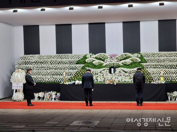 31일 밤 11시경, 합동 분향소가 설치된 서울 시청에서 이태원 압사 사고 희생자를 기리는 시민들. /김현우 기자