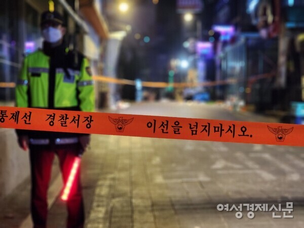 31일 밤 10시경, 이태원 참사 사고 현장을 지키는 경찰. /김현우 기자