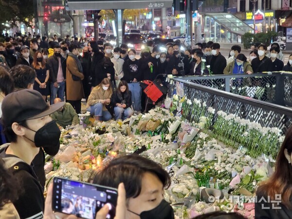 31일 서울시 용산구 이태원역 1번 출구 앞, '이태원 참사 사고'를 추모하기 위한 시민들의 발길이 끊이질 않고 있다. /김현우 기자