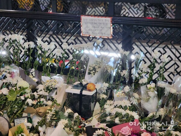 31일 서울시 용산구 이태원역 1번 출구 앞, '이태원 참사 사고' 추모를 위해 시민들이 두고 간 꽃. /김현우 기자