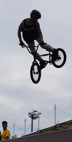 자전거 파크경기를 치르는 선수. 아찔한 묘기를 보며 취미로서 갖는 리스크를 헤아려 본다.