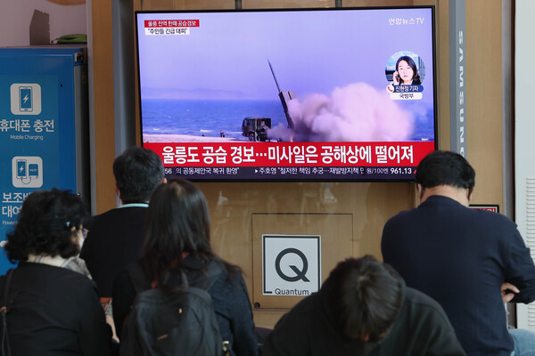 2일 오전 서울역에서 시민들이 북한 탄도미사일 발사 관련 뉴스를 보고 있다. /연합뉴스