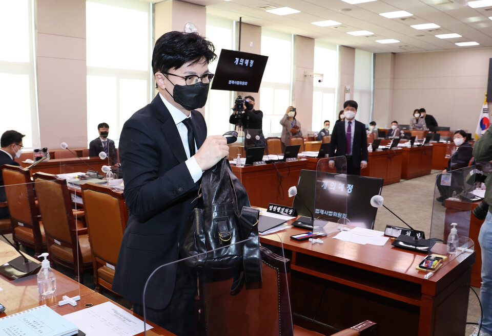 2일 오전 국회에서 열린 법제사법위원회 전체회의가 여야 간사간 의사 일정 합의가 되지 않아 파행되자 한동훈 법무부 장관이 퇴장하고 있다. /연합뉴스