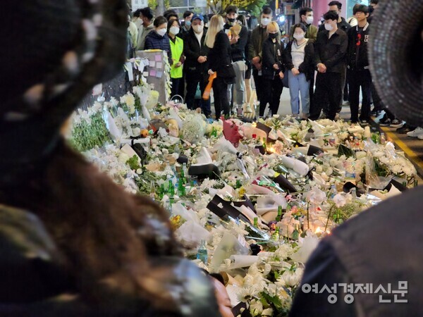 30일 밤, 이태원 압사 사고가 발생한 이태원동 이태원역 1번 출구 앞에서 시민들이 추모하고 있다. /김현우 기자