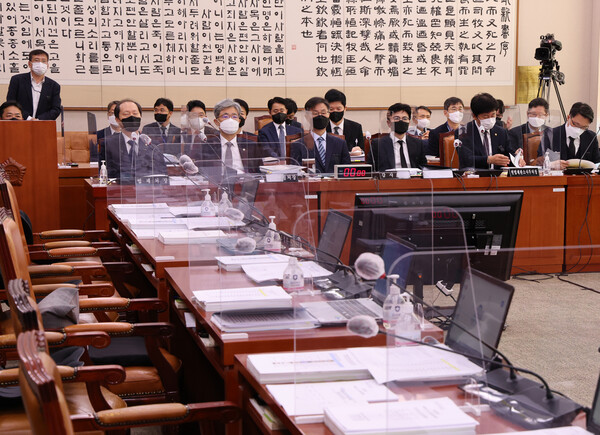 2일 오전 국회에서 열린 법제사법위원회 전체회의가 여야 간사간 의사 일정 합의가 되지 않아 파행을 겪고 있다. /연합뉴스