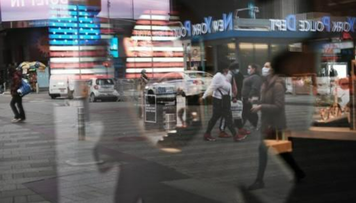 미국 경기에 침체 징후가 나타나고 있지만 노동시장은 여전히 건재했다. 이는 미국 중앙은행인 연방준비제도의 12월 ‘빅스텝’ 기대감에 찬물을 끼얹었다. 사진은 미국 뉴욕 도심의 행인들 /연합뉴스