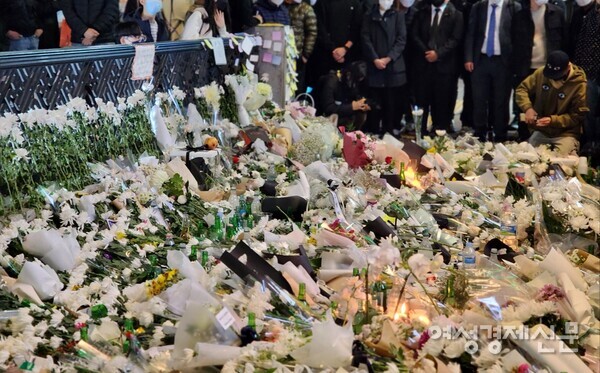 지난 31일 밤, 이태원 압사 사고가 발생한 이태원역에서 시민들이 추모를 하고 있다. /김현우 기자