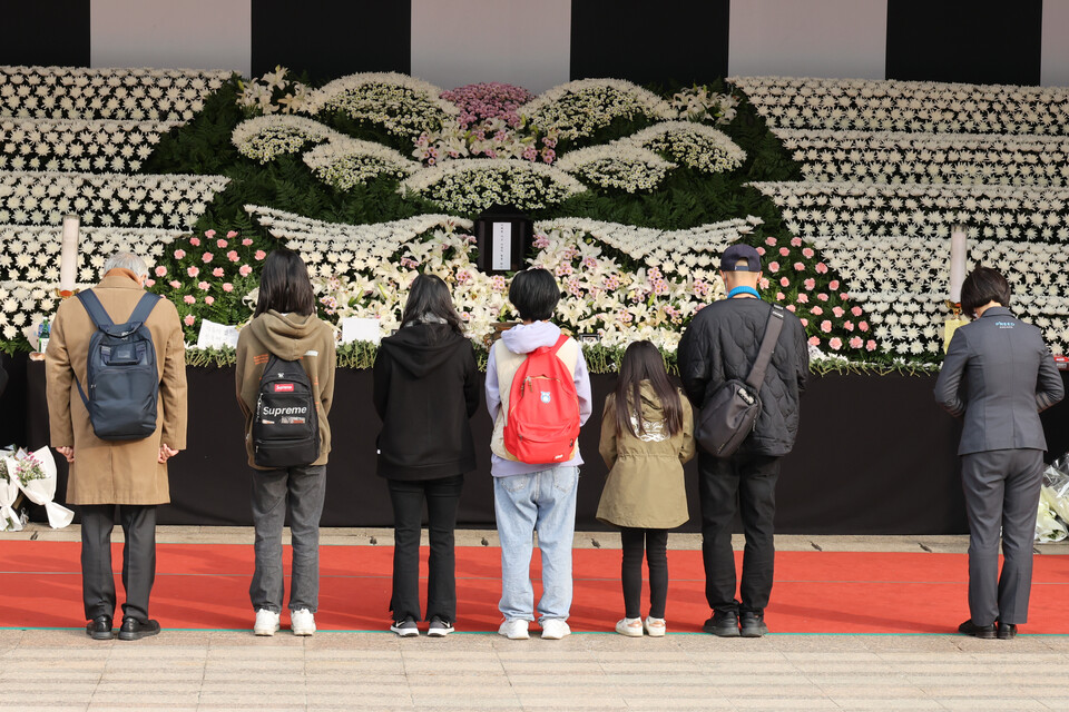 이태원 참사 엿새째인 3일 오전 한 가족이 서울광장에 마련된 합동분향소에서 조문하고 있다. / 연합뉴스