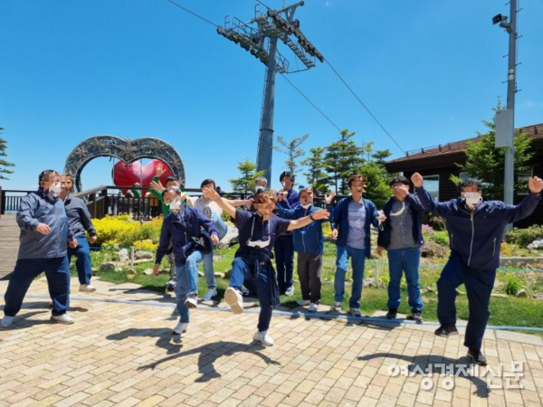 강원도 영월에 위치한 장애인 복지 시설 '예가원' 거주 장애인이 시설에서 주최한 행사에 참여하고 있는 모습. /여성경제신문
