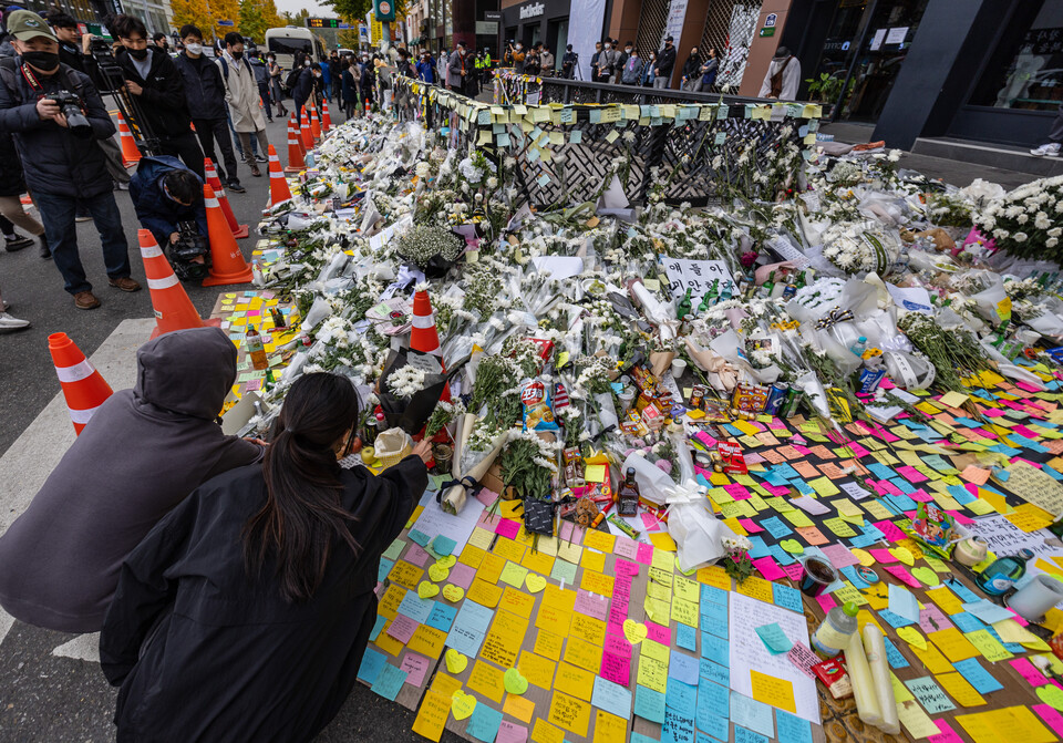 3일 오후 서울 용산구 이태원동 이태원역 출구에 마련된 추모공간에서 시민들이 희생자들을 기리며 헌화하고 있다. / 연합뉴스