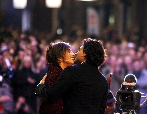 이탈리아의 에바 메이(좌)와 비토리오 그리골로가 2008년 9월 30일 스위스 취리히 중앙 기차역에서 스위스 TV의 실황중계리에 벌어진 주세페 베르디의 오페라 '라 트라비아타' 공연 중 각각 비올레타와 알프레도 역을 열연하고 있다. /EPA=연합뉴스