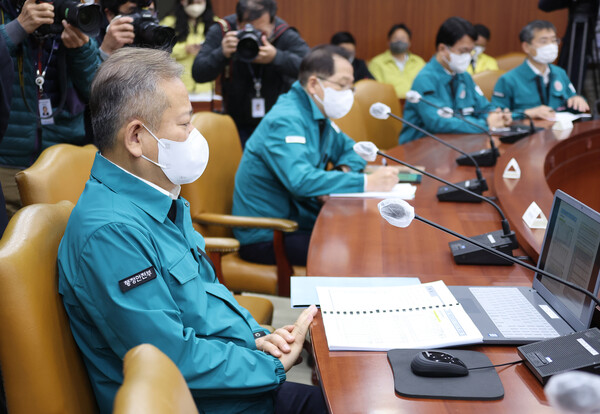 이상민 행정안전부 장관이 4일 정부서울청사 중앙재난안전대책본부 상황실에서 열린 이태원 사고 및 코로나19 중대본 회의에 참석해 있다. /연합뉴스
