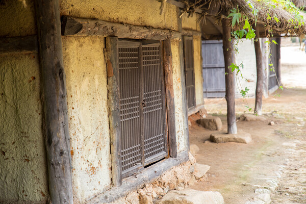 우리 고유의 집은 초가삼간 집이다. 한지붕 아래서 대가족이 살았고 동물과 함께 온기를 나누고 먹거리를 나누고 어울려 살아왔다. 내가 살던 집도 그런 모양새였다. /게티이미지뱅크
