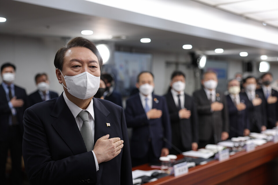 윤석열 대통령이 7일 오전 서울 용산 대통령실 청사에서 열린 국가안전시스템점검회의에 참석, 국기에 경례를 하고 있다. /대통령실=연합뉴스