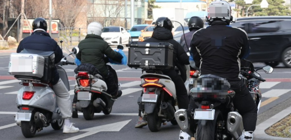 지난 3월 15일 서울 시내에 오토바이들이 서 있다. /연합뉴스