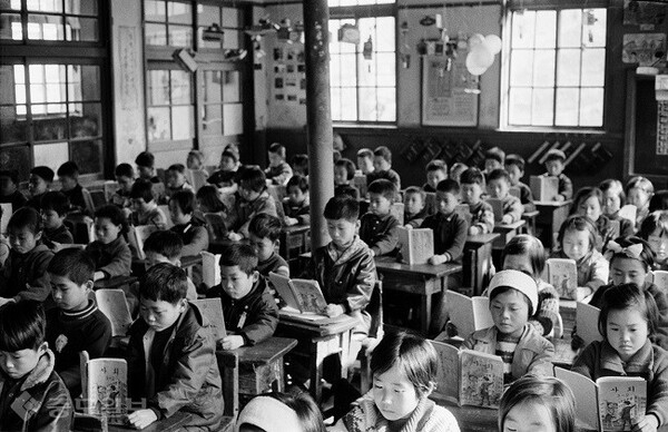베이비붐 세대로 일컫는 일명 '58년 개띠' 세대들의 당시 국민학교 시절인 1960년대 말의 초등학교 교실. 빼곡히 앉은 아이들이 약 50명은 훨씬 넘어 보인다. /연합뉴스
