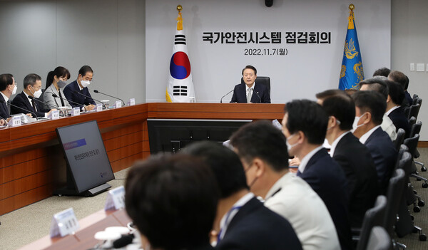 윤석열 대통령이 7일 오전 서울 용산 대통령실 청사에서 재난안전관리체계 점검 및 제도 개선책 논의를 위해 열린 국가안전시스템점검회의에서 발언하고 있다. /대통령실통신사진기자단=연합뉴스