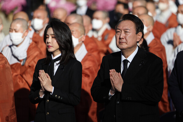 윤석열 대통령과 김건희 여사가 4일 오후 서울 종로구 조계사에서 열린 '이태원 참사 희생영가 추모 위령법회'에 참석, 합장을 하고 있다. 윤 대통령은 이날 추모사에서 "이러한 비극이 발생하지 않게 할 책임이 정부에 있다"며 "대통령으로서 너무나 비통하고 죄송한 마음"이라고 처음으로 공식 사과했다. /대통령실 제공=연합뉴스