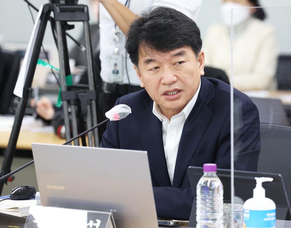 문진석 더불어민주당 의원이 18일 경기도 수원시 영통구 경기도청에서 열린 국회 행정안전위원회의 경기도에 대한 국정감사에서 발언하고 있다. /연합뉴스